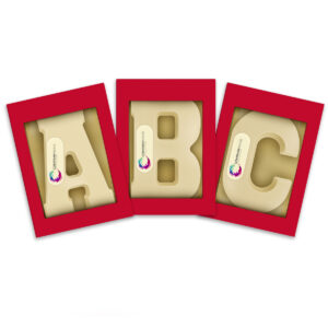 Chocoladeletters met logoschildje WIT A-Z